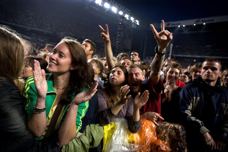 Publikum hylder U2 i Parken i juli 2005. Nationalarenaen har som koncertsted p.t. 38 faste handikappladser et pænt stykke under den ene procent af alle pladser, handikaporganisationerne venter, bliver standard med tiden. 