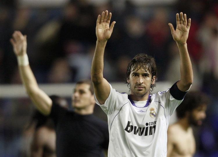 Raúl og Casillas (i baggrunden) jagter i denne sæson endnu et spansk mesterskab og den Champions League-titel de ikke har vundet siden 2002. 