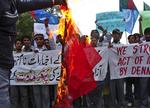 En mindre gruppe mennesker brændte i dag det danske flag af i Pakistan som protest mod danske avisers genoptryk af en af tegningerne af profeten Muhammed. 