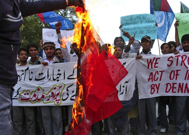 En mindre gruppe mennesker brændte i dag det danske flag af i Pakistan som protest mod danske avisers genoptryk af en af tegningerne af profeten Muhammed. 