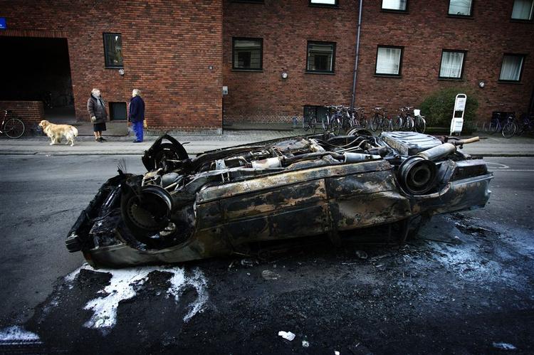 I to tilfælde oplevede brandvæsenet i København, at der blev kastet sten, da de forsøgte at slukke brande i København i nat. 