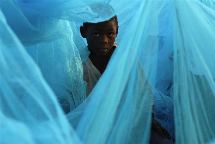 Der er omkring 600.000 internt fordrevne i Kenya. Drengen, som vågner op sit simple telt i byen Kisumu, er en af dem. 