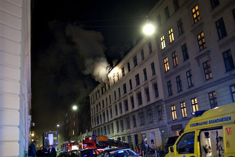 Unge har ifølge vidner sat ild til en lejlighed i Valdemarsgade på Vesterbro. - Foto: Miriam Dalsgaard 