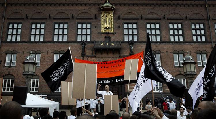 Hizb ut-Tahir har tidligere demonstreret, her mod Israel på Københavns Rådhusplads i juli 2001 