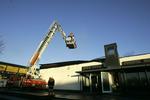 Brandvæsenet tjekker taget for gløder. Værebro Skolens hovedbygning er intakt, men ni klasseværelser i en anden bygning er udbrændte. 