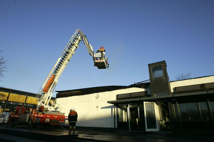 Brandvæsenet tjekker taget for gløder. Værebro Skolens hovedbygning er intakt, men ni klasseværelser i en anden bygning er udbrændte. 
