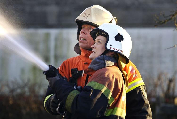 Efterslukning på Værebro Skolen i Bagsværd efter den påsatte brand i nat. 