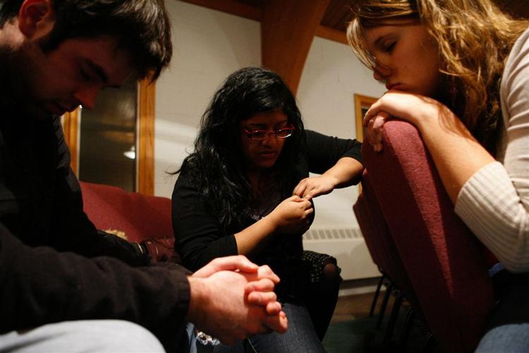 Rystede studerende på Northern Illinois University forsøger at trøste hinanden så godt de kan efter en voldsom skudepisode i et undervisningslokale. Fem blev dræbt og 16 såret, inden gerningsmanden tog sit eget liv. 