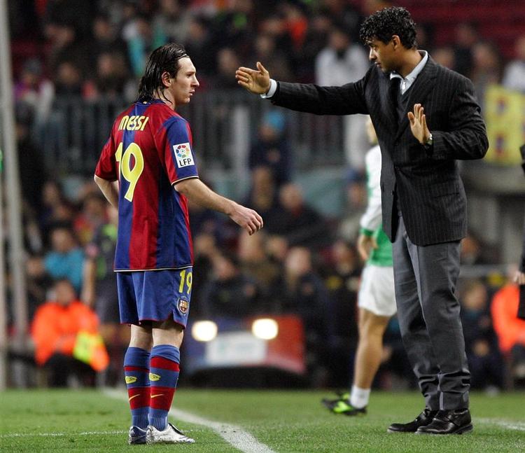 Nej, du skal bare spille videre, synes Frank Rijkaard at signalere til 20-årige Lionel Messi, der er en af de stjerner, som Michael Laudrup frygter vil brænde hurtigt ud. 