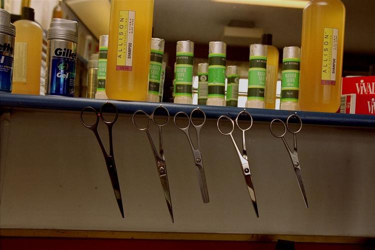 Saksen er lagt på hylden for omkring 40 frisører, der har været ansat i en salon i frisørkæden Kjær. Kæden gik konkurs forleden og frisørernes alternative uddannelse i kæden umuliggør, at de kan få job i andre saloner. 