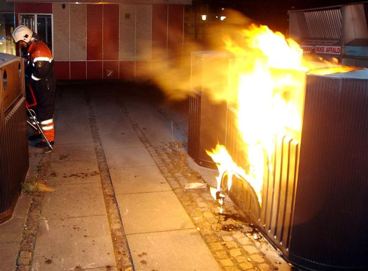 Brandvæsenet har haft travlt over store dele af landet de seneste dage. Her kæmper brandfolk med flammerne i Høje Gladsaxe. 