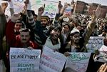 Omkring 200 studerende i Pakistans hovedstad Islamabad protesterede fredag over danske avisers genoptrykning af tegneren Kurt Westergaards Muhammedtegning. 