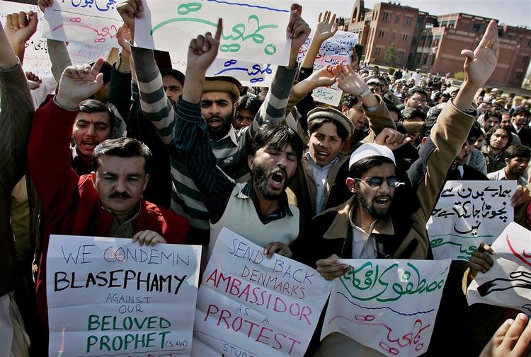 Omkring 200 studerende i Pakistans hovedstad Islamabad protesterede fredag over danske avisers genoptrykning af tegneren Kurt Westergaards Muhammedtegning. 