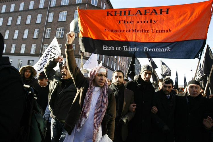 Omkring tusind Hizb ut-Tahrir tilhængere marcherer i København mod profettegninger. 