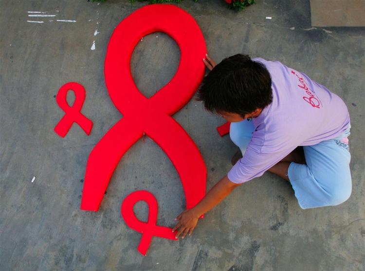 Aids er så stor og verdensomspændende sygdom, at WHO har valgt 1. december som årlig aids-dag. Her bliver det markeret i 2006 i Filippinerne. 