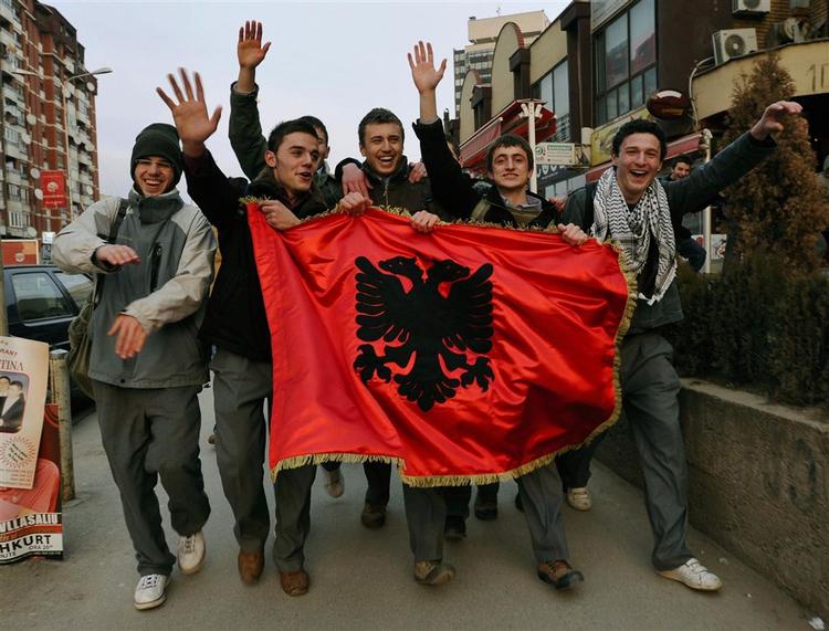 Mange kosova-albanere tog fredag aften og nat forskud på glæderne ved en løsrivelse fra Serbien. 