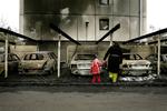På Amager var situationen ved at udvikle sig faretruende, da en stribe biler på Hjulmagerstien blev stukket i brand. 