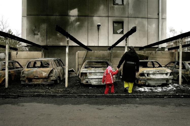 På Amager var situationen ved at udvikle sig faretruende, da en stribe biler på Hjulmagerstien blev stukket i brand. 