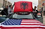Mange kosova-albanere tog fredag aften og nat forskud på glæderne ved en løsrivelse fra Serbien. 
