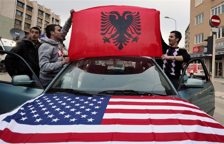 Mange kosova-albanere tog fredag aften og nat forskud på glæderne ved en løsrivelse fra Serbien. 