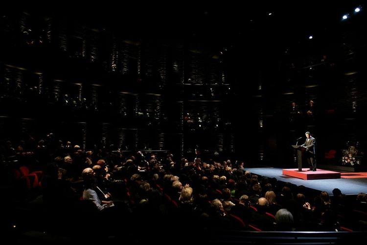Statsminister Anders Fogh Rasmussen var blandt talerne, da Skuespilhuset blev indviet i København. Senere blev scenen overtaget af blandt andet 'Hamlet'. 