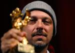 Instruktør Jose Padilha med sin guldbjørn for bedste film ved filmfestivalen i Berlin. 