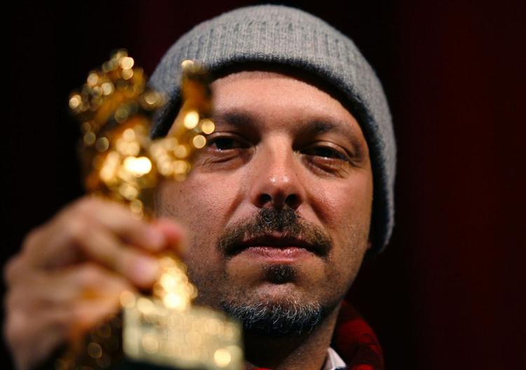 Instruktør Jose Padilha med sin guldbjørn for bedste film ved filmfestivalen i Berlin. 