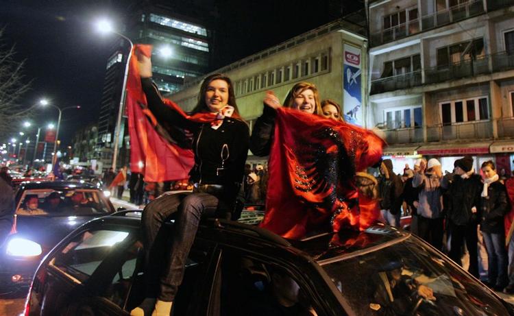 Kosova-albanerne trodser hård frost for at fejre landets selvstændighed. Her i det centrale Pristina lørdag aften. 