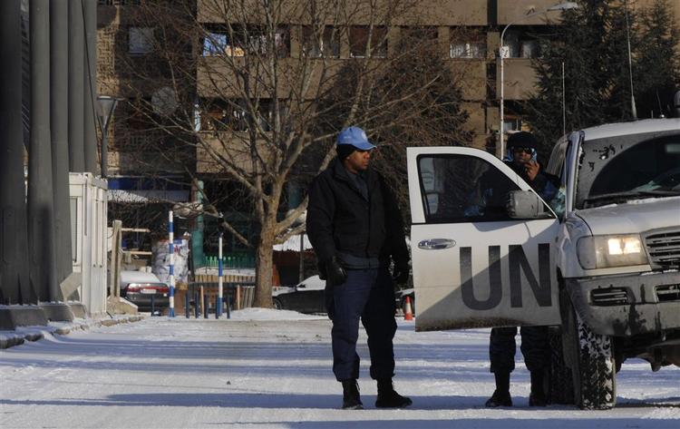 FN-styrker holdt i dag vagt ved broen over floden Ibar. Ibar adskiller den serbiske og albanske del af befolkningen i byen Kosovska Mitrovica i Kosova. 