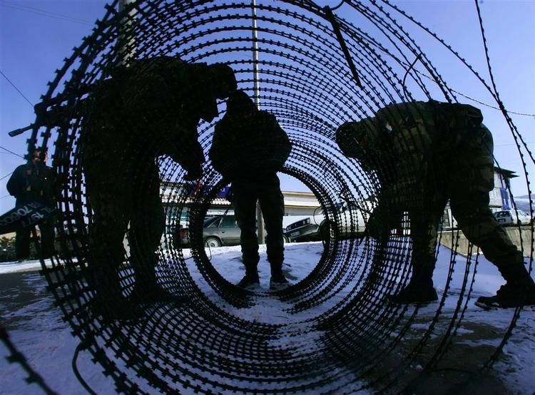 Franske NATO-soldater laver barikader ved Ibarfloden, som løber gennem byen Mitrovica. Her bor det serbiske mindretal på den ene side af floden og kosovarerne på den anden. 