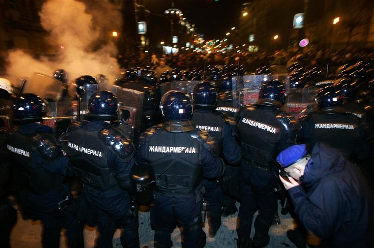 Serbisk politi beskytter den amerikanske ambassade i Beograd mod vrede serbere, der er vrede over, at Kosova i dag har udråbt sig som selvstændig nation. 
