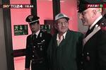 Michael Seifert blev fulgt fra flyet af militærpolitibetjente. Vidner sagde under retssagen mod ham i 2000, at han lo, mens han torturerede fangerne af nazisterens fangelejr i Bolzano i 1944-1945. Foto fra tv. 