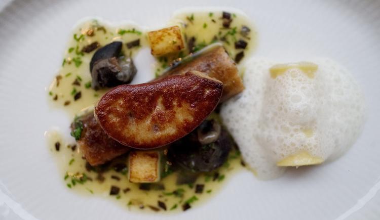 Man kan godt få store madoplevelser til rimelige priser. Her ses en kalvehale med foie gras fra Restaurant Oubæk. 
