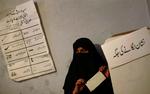 Valget i Pakistan har været præget af frygt for voldelige angreb. Indtil videre er mindst ét valgsted blevet ramt af en eksplosion. 