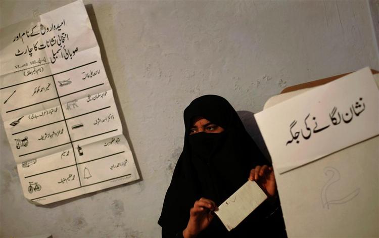 Valget i Pakistan har været præget af frygt for voldelige angreb. Indtil videre er mindst ét valgsted blevet ramt af en eksplosion. 