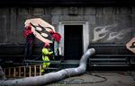 Bagsiden af Glyptoteket bliver renset som en del af udstillingen 'Electroshock'. PR-foto 
