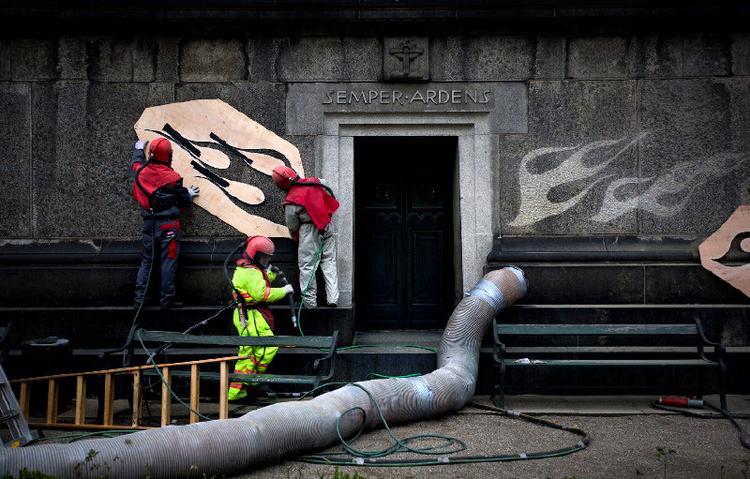 Bagsiden af Glyptoteket bliver renset som en del af udstillingen 'Electroshock'. PR-foto 