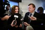 Sine Sunesen, formand for lønmodtagernes forhandlingsfællesskab CFU, og finansminister Lars Løkke Rasmussen (V) umiddelbart efter underskrivelsen af overenskomstforliget for de godt 170.000 ansatte i staten. 