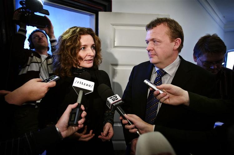 Sine Sunesen, formand for lønmodtagernes forhandlingsfællesskab CFU, og finansminister Lars Løkke Rasmussen (V) umiddelbart efter underskrivelsen af overenskomstforliget for de godt 170.000 ansatte i staten. 