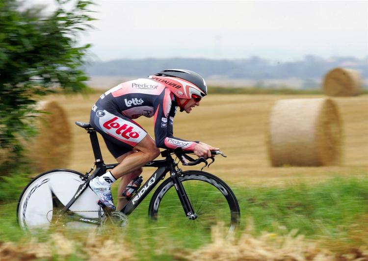 Cadel Evans på en af enkeltstarterne under sidste års Tour de France. 