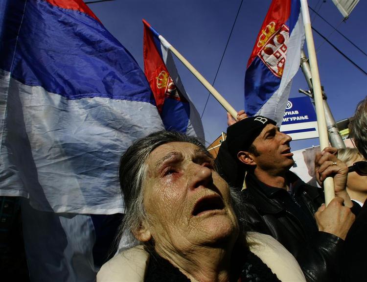 En serbisk kvinde bosat i Kosova græder under en demonstration imod Kosovas uafhængighed. Demonstrationen foregik i den serbisk dominerede nordlige del af Kosova. 