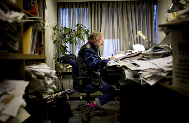 Den 73-årige mordtruede tegner Kurt Westergaard lever under jorden, men mangler et sted at bo fra torsdag. Ingen hoteller vil have ham på grund af sikkerhedsrisikoen. 