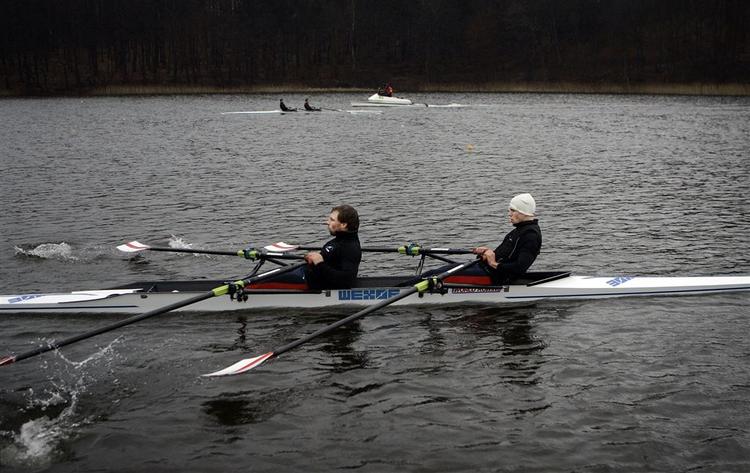 Fra deres dobbeltsculler er Rasmus Quist (tv.) og Mads Rasmussen vant til at sidde trangt, men på turen til Beijing får de lidt bedre plads end nogle af de øvrige danskere. 