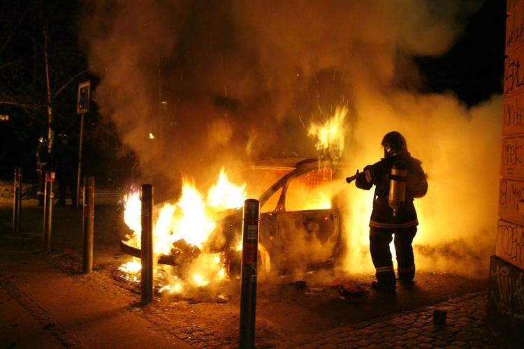 Der er i alt påsat 606 småbrande og 21 store brande af utilfredse unge siden fredag. 
