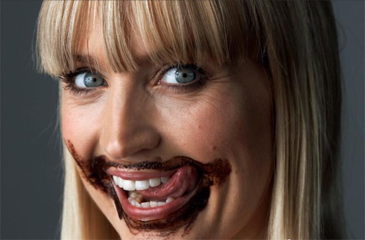 Annette Heick er en af denne uges fairtrade-fighters og kan ses i stort plakatformat med munden smurt af bæredygtig chokolade. 