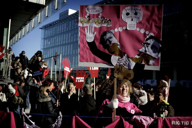 Pædagoger og FOA-medlemmer i demonstration foran KL, da lønforhandlingerne begyndte 15. februar. 