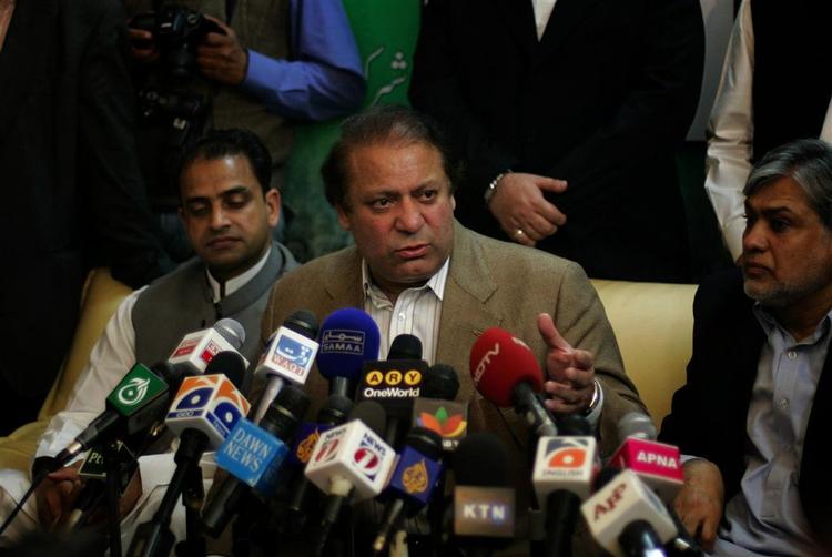 Den tidligere premiereminister Nawaz Sharif opfordrer Musharraf til at følge folkets ønske og gå af. 