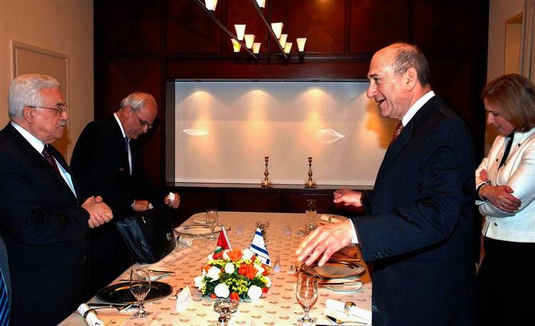 Den israelske ministerpræsident Olmert (th.) i selskab med den palæstinensiske præsident Abbas. 