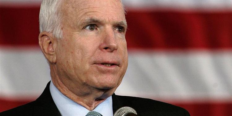 Republikaneren John McCain ved en pressekonference. Ifølge AP har McCain nu vundet 942 delegerede, mens hans rival, baptistpræsten Mike Huckabee har 245. Der skal støtte fra 1.191 delegerede til at være sikker på at blive republikanernes præsidentkandidat. 