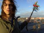 Multi-instrumentalisten Jonas Stampe klæder sig ud som det sjældne dyr Snöleoparden og får århusianske børnehavebørn til at skråle med på Sebastians 'Hodja fra Pjort' på tema-albummet 'Frie børn leger bedst'. 
